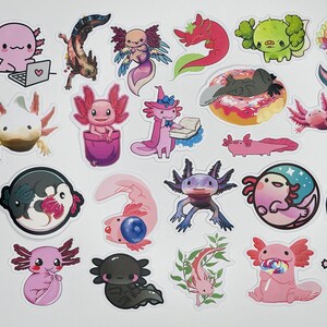 Op de afbeelding: Een set van 28 axolotl-stickers met verschillende ontwerpen, waaronder axolotls in verschillende poses, met accessoires en in verschillende kleuren. De stickers zijn gedrukt op wit papier en hebben een glanzende afwerking.