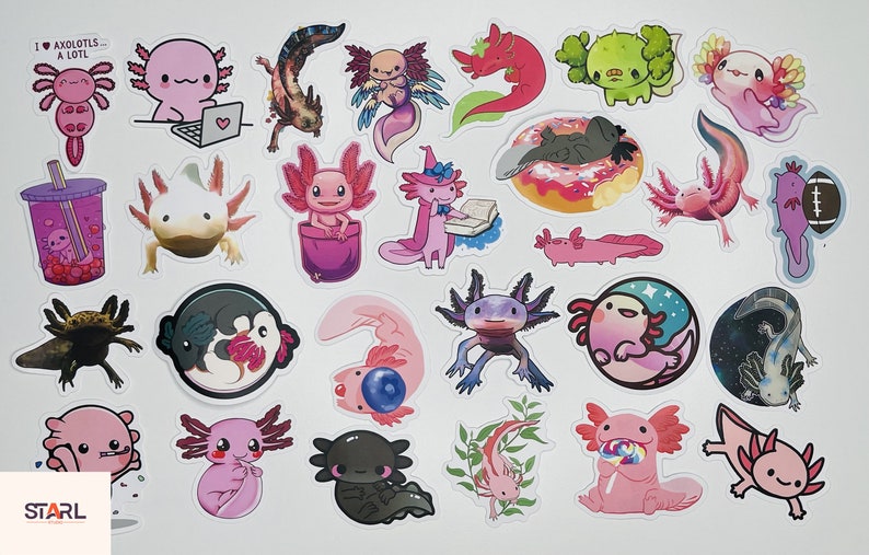 Op de afbeelding: Een set van 28 axolotl-stickers met verschillende ontwerpen, waaronder axolotls in verschillende poses, met accessoires en in verschillende kleuren. De stickers zijn gedrukt op wit papier en hebben een glanzende afwerking.
