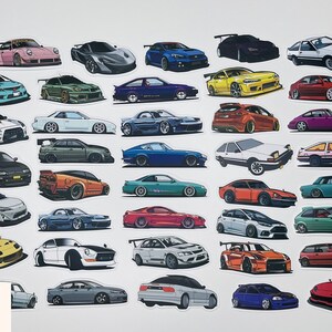Puede incluir: Una colecci&oacute;n de 36 pegatinas de coches coloridas que representan diferentes marcas y modelos de coches japoneses. Las pegatinas est&aacute;n impresas en vinilo de alta calidad y son perfectas para decorar port&aacute;tiles, botellas de agua, monopatines, etc.