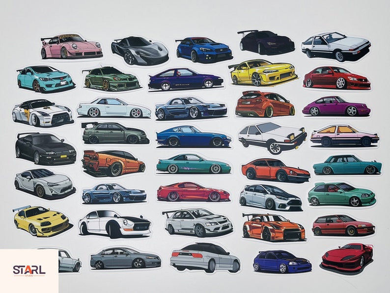 Puede incluir: Una colecci&oacute;n de 36 pegatinas de coches coloridas que representan diferentes marcas y modelos de coches japoneses. Las pegatinas est&aacute;n impresas en vinilo de alta calidad y son perfectas para decorar port&aacute;tiles, botellas de agua, monopatines, etc.