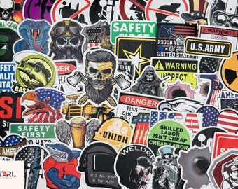 Puede incluir: Una colección de pegatinas coloridas con varios diseños, incluyendo banderas americanas, calaveras, águilas y lemas de seguridad. Las pegatinas están impresas en papel blanco y tienen un acabado brillante.