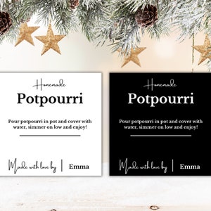 Può includere: Due etichette quadrate in bianco e nero con il testo "Pot-pourri fatto in casa" e istruzioni per l'uso. Il testo "Fatto con amore da | Emma" è in fondo a ciascuna etichetta.
