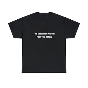 Op de afbeelding: Zwart T-shirt met witte tekst die "THE CHILDREN YEARN FOR THE MINES" luidt.