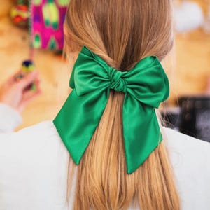 Handmade Green Satin Hair Bow: Elegant Silk Women&#39;s Accessory