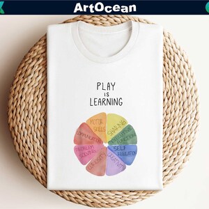 a t - shirt that says play learning on it