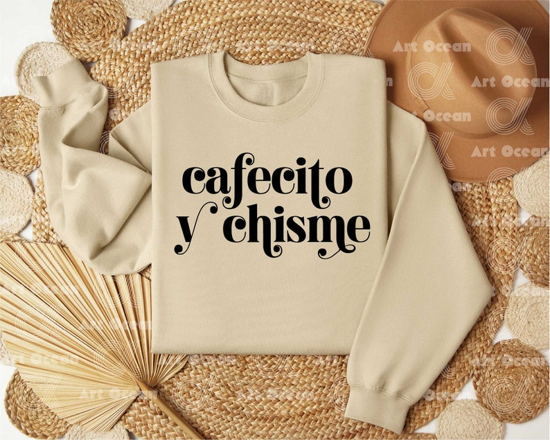 a sweater with the words cafecino y chisine on it