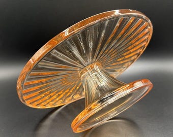 Plato para pastel de cristal rosa estilo Depression Glass con base esférica y diseño acanalado de 6,75 pulgadas.