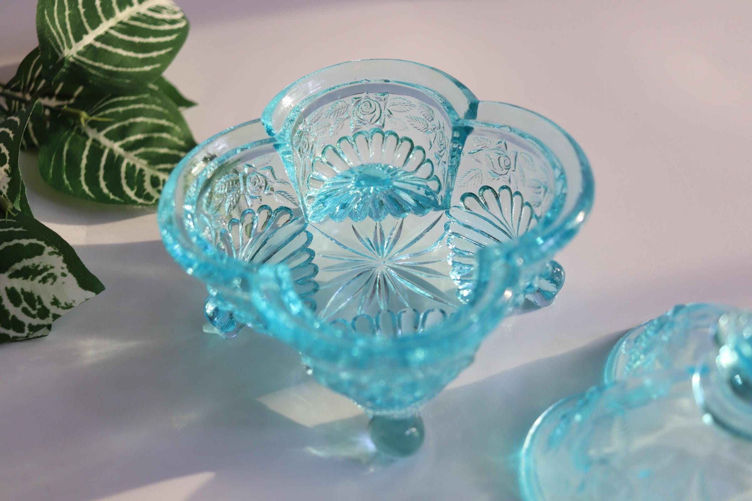 青緑色の装飾ガラス皿 ブルーグリーンのアートガラス皿：手作りの装飾皿（5 7/8インチ