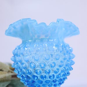 Jarrón vintage Fenton opalescente de 4,5&#39;&#39; con volantes y clavos, color turquesa claro, 4