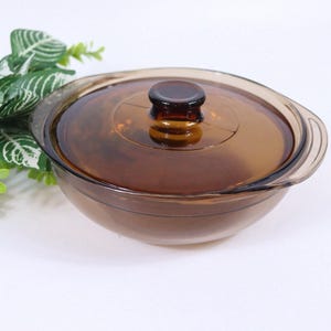 Verre Pyrex 2 pte, 2 L, cocotte avec couvercle. Ne pas utiliser sur la cuisinière/le gril.