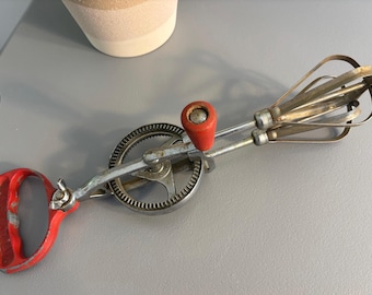 Vintage DAZEY Model 810 Red Hand Mixer Egg Beater Heavy Duty Adjustable Handle