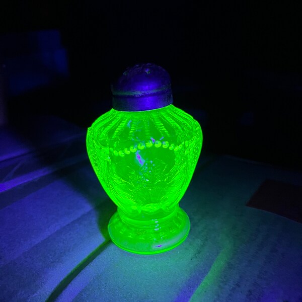 Green Vaseline URANIUM Depression Glass 1 Saltshaker Glows Under Black Light