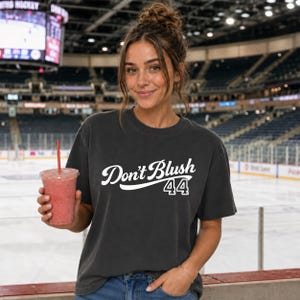 Hockey Romance T-shirt Don’t Blush 44 Tee Bookish Hockey Shirt Romance Reader Gift Briar University Graham 44 Comfort Colors Booktok Tee bild 2