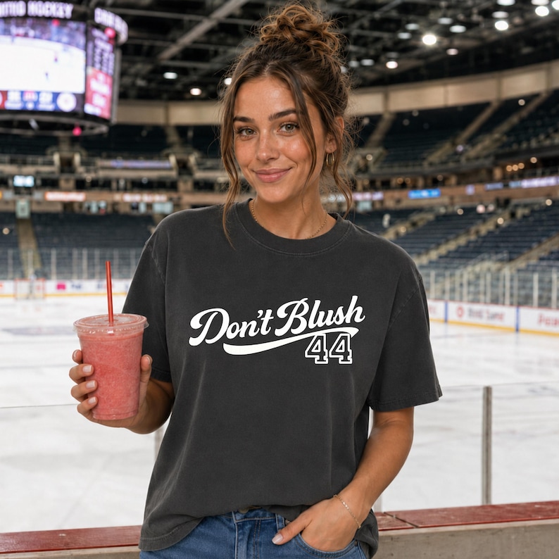 Hockey Romance T-shirt Don’t Blush 44 Tee Bookish Hockey Shirt Romance Reader Gift Briar University Graham 44 Comfort Colors Booktok Tee bild 2