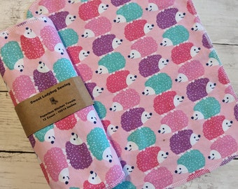 Könnte beinhalten: Ein Set mit 12 rosa Küchentüchern mit einem Igelmuster in den Farben Rosa, Lila und Türkis. Die Tücher sind 25,4 cm x 35,6 cm groß und werden von Sweet Ladybug Sewing hergestellt.