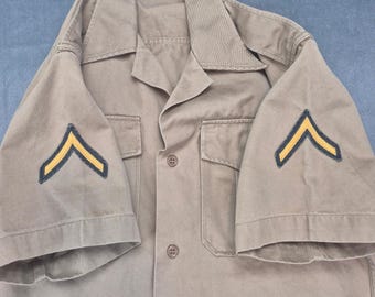 Camisa caqui de manga corta vintage del ejército de EE. UU. de la Segunda Guerra Mundial con cuello desgastado, talla 14