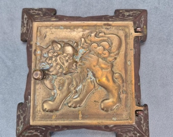 Vintage 1920er chinesischer Foo Hund geprägte Trinket Box aus massivem Messing mit Deckel schwer