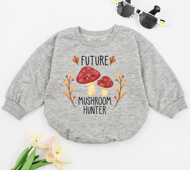 Puede incluir: Una sudadera gris de manga larga con un gr&aacute;fico de hongo y el texto "FUTURE MUSHROOM HUNTER".