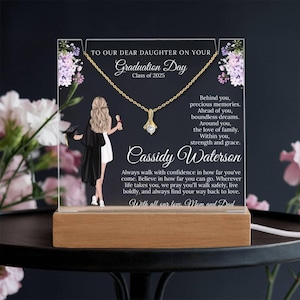 Tochter College Graduierung benutzerdefinierte Halskette Acryl Plakette Geschenk von Mama Papa stolz graduierte Andenken Klasse von 2025 Schmuck Display
