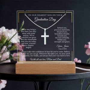 Sohn College Abschluss benutzerdefinierte Halskette Acryl Plakette Geschenk von Mama Papa stolz graduierten Andenken Klasse von 2025 bedeutungsvolle Schmuck-Display