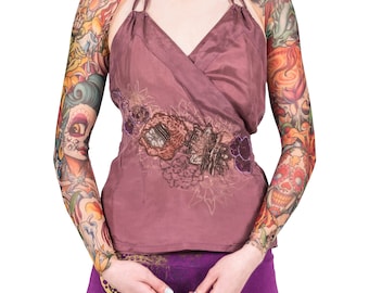 Haussement d'épaules de tatouage du jour des morts pour femmes Wild Rose, crânes en sucre (tatouage relié dans les manches et dans le dos), fauve