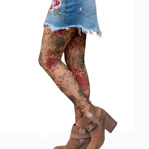 Pode incluir: Meias-calças com um padrão floral em tons de vermelho, verde e castanho. As meias-calças são usadas com uma saia de ganga e botas de tornozelo castanhas.