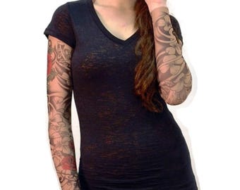 Camiseta Wild Rose Burnout: mangas com tatuagem de flamenco, gola V