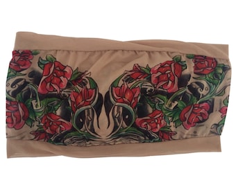 Top tomara que caia Wild Rose Ladies Tattoo Mesh, rosa vermelha Sheishe, bege