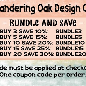 Op de afbeelding: Een roze en groene aquarel achtergrond met witte tekst die "Wandering Oak Design Co." en "BUNDLE AND SAVE" luidt. De tekst somt kortingen op voor het kopen van 3, 5, 10, 15 en 20 artikelen. De kortingscodes zijn BUNDLE3, BUNDLE5, BUNDLE10, BUNDLE15 en BUNDLE20. De tekst vermeldt ook "*Code must be applied at checkout. One coupon code per order."