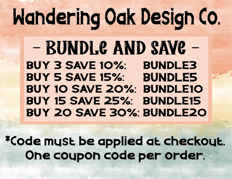 Op de afbeelding: Een roze en groene aquarel achtergrond met witte tekst die "Wandering Oak Design Co." en "BUNDLE AND SAVE" luidt. De tekst somt kortingen op voor het kopen van 3, 5, 10, 15 en 20 artikelen. De kortingscodes zijn BUNDLE3, BUNDLE5, BUNDLE10, BUNDLE15 en BUNDLE20. De tekst vermeldt ook "*Code must be applied at checkout. One coupon code per order."