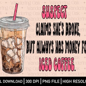 Könnte beinhalten: Eine digitale Illustration eines Glases mit Eiskaffee und einem rosa Strohhalm. Der Text "SUSPECT CLAIMS SHE'S BROKE, BUT ALWAYS HAS MONEY FOR ICED COFFEE." ist in schwarzen und rosa Buchstaben auf einem hellrosa Hintergrund geschrieben.