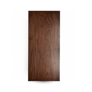 Puede incluir: Una encimera rectangular de madera con un acabado marr&oacute;n oscuro. La veta de la madera es visible, creando un aspecto natural y texturizado. La encimera est&aacute; sobre un fondo blanco. Mide aproximadamente 150 cm de largo.
