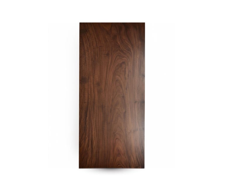 Puede incluir: Una encimera rectangular de madera con un acabado marr&oacute;n oscuro. La veta de la madera es visible, creando un aspecto natural y texturizado. La encimera est&aacute; sobre un fondo blanco. Mide aproximadamente 150 cm de largo.