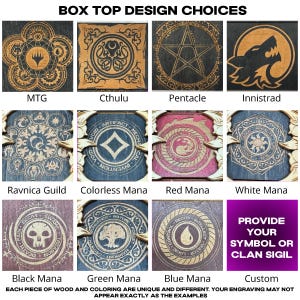 K&ouml;nnte beinhalten: Eine Collage verschiedener Designoptionen f&uuml;r den Deckel einer Holzkiste. Die Designs beinhalten eine Vielzahl von Symbolen und Bildern, wie z. B. einen Pentagramm, einen Wolf, einen Sch&auml;del und einen Baum. Der Text "PROVIDE YOUR SYMBOL OR CLAN SIGIL" ist ebenfalls im Bild enthalten.