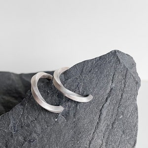 Gedraaide sterlingzilveren oorringen – Handgemaakte lichtgewicht alledaagse hoepels
