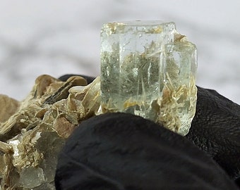 Aquamarine and muscovite from Pakistan 31g