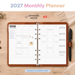 Può includere: Un'agenda mensile 2027 in una copertina in pelle marrone con un meccanismo metallico a sei anelli. Le pagine aperte presentano un layout a griglia con opzioni di inizio lunedì e domenica, formato A5 e testo stampabile MO2P.