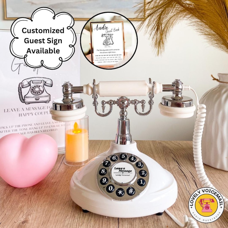 Pu&ograve; includere: Un telefono bianco in stile vintage con quadrante rotante, dettagli cromati e cornetta color crema. Sul quadrante &egrave; presente la scritta "Leave a Message". &Egrave; presente anche un cartello con la scritta "Audio Guest Book".