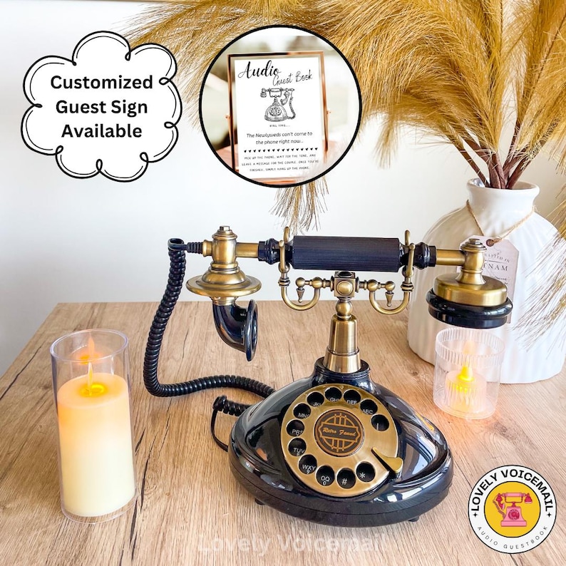 Pu&ograve; includere: Un telefono vintage nero e ottone con quadrante rotante, con un cavo nero, una candela e un cartello con la scritta "Audio Guest Book". Il cartello &egrave; in una cornice dorata. Il telefono ha un'etichetta "Retro Phone" sul quadrante.