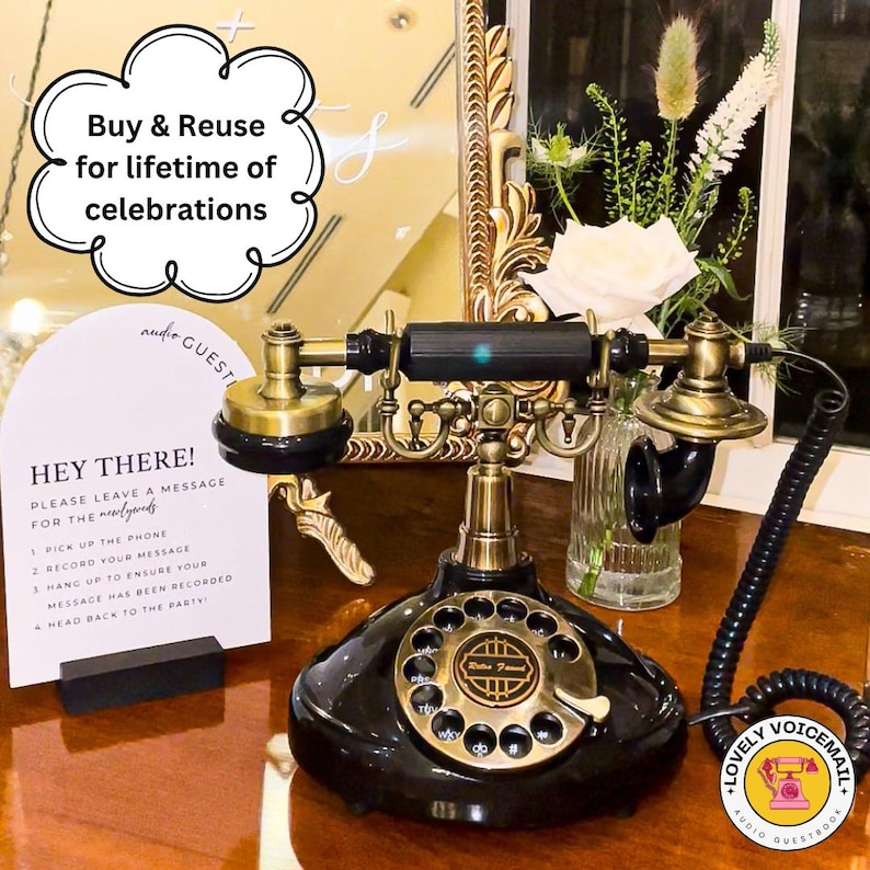Pu&ograve; includere: Un telefono vintage nero e ottone con quadrante rotante e cavo a spirale. Il telefono &egrave; su una superficie di legno. Un cartello dice: "Hey There! Per favore, lascia un messaggio per gli sposi."