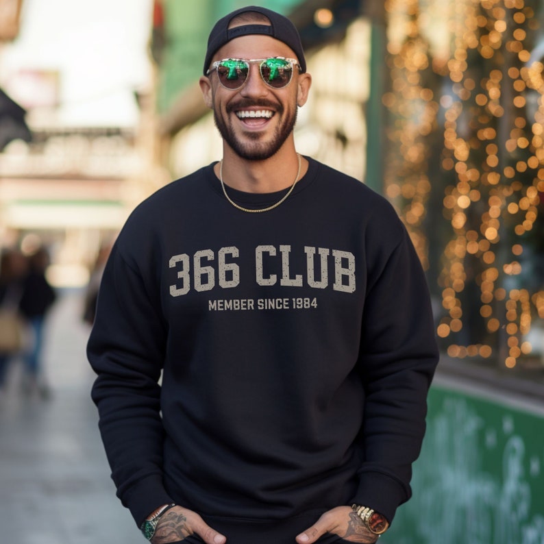 Op de afbeelding: Een zwart sweatshirt met de tekst "366 CLUB MEMBER SINCE 1984" in een vintage-stijl lettertype.