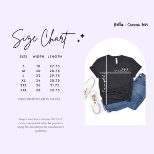 以下が含まれることがあります： ダークグレーのVネックTシャツとブルージーンズのBella Canvas 3005サイズチャート。Sから3XLまでのサイズと、インチ単位の幅と長さの測定値が記載されています。Tシャツ上の白い線は、幅と長さの測定箇所を示しています。