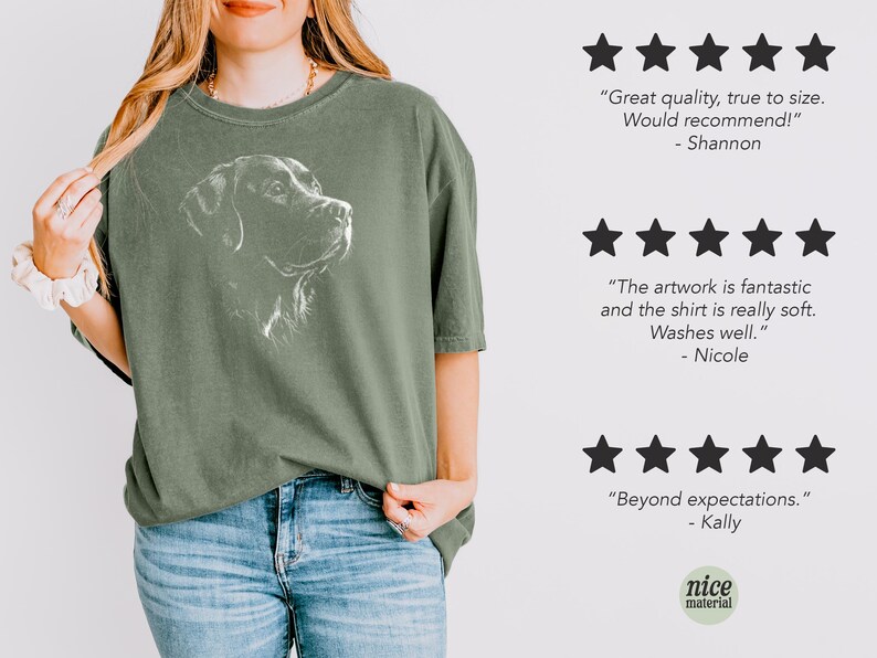 Op de afbeelding: Een olijfgroen T-shirt met korte mouwen en een witte lijntekening van een hondenkop op de borst. Rechts staan drie sets van vijf zwarte sterren met klantbeoordelingen: Great quality, true to size. Would recommend! - Shannon; The artwork is fantastic and the shirt is really soft. Washes well. - Nicole; Beyond expectations. - Kally.