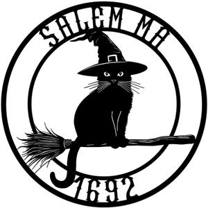 Puede incluir: Silueta en blanco y negro de un gato con un sombrero de bruja y montando una escoba. El gato está sentado en la escoba con la cola enroscada alrededor del mango. La imagen está sobre un fondo blanco con un círculo alrededor del gato y la escoba. El círculo tiene el texto "Salem MA 1692" alrededor del exterior.