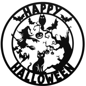 Puede incluir: Diseño en silueta en blanco y negro de una escena de Halloween espeluznante con una bruja, murciélagos, un búho, un gato y calabazas. Las palabras "Happy Halloween" están escritas en un círculo alrededor de la escena.