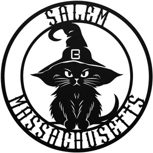 Puede incluir: Silueta en blanco y negro de un gato con un sombrero de bruja con el texto "Salem Mischief" alrededor del exterior del círculo.