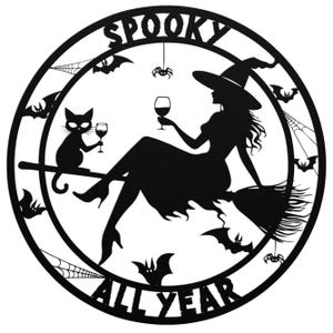 Puede incluir: Silueta en blanco y negro de una bruja montando una escoba con un gato negro y una copa de vino. La bruja lleva un sombrero puntiagudo y un vestido largo. El texto "Spooky All Year" está escrito alrededor de la imagen.