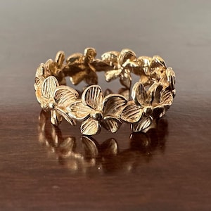 Anello vintage a fascia larga Na Hoku con fiore di Plumeria in oro giallo 14 carati.