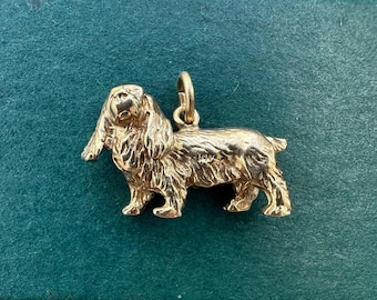 Colgante vintage de oro de 14 quilates con dije de perro Spaniel.