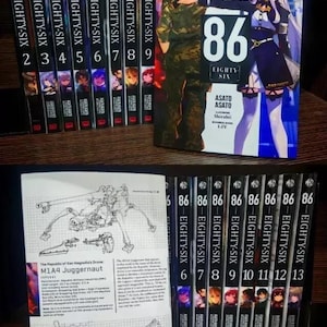 Puede incluir: Una colección de 13 volúmenes de manga de la serie "86 - Eighty-Six" con cubiertas negras y texto blanco. El primer volumen tiene una cubierta colorida con dos personajes, uno con uniforme militar y el otro con un vestido azul y blanco. El texto en la cubierta dice "86 - Eighty-Six" y "Asato Asato".